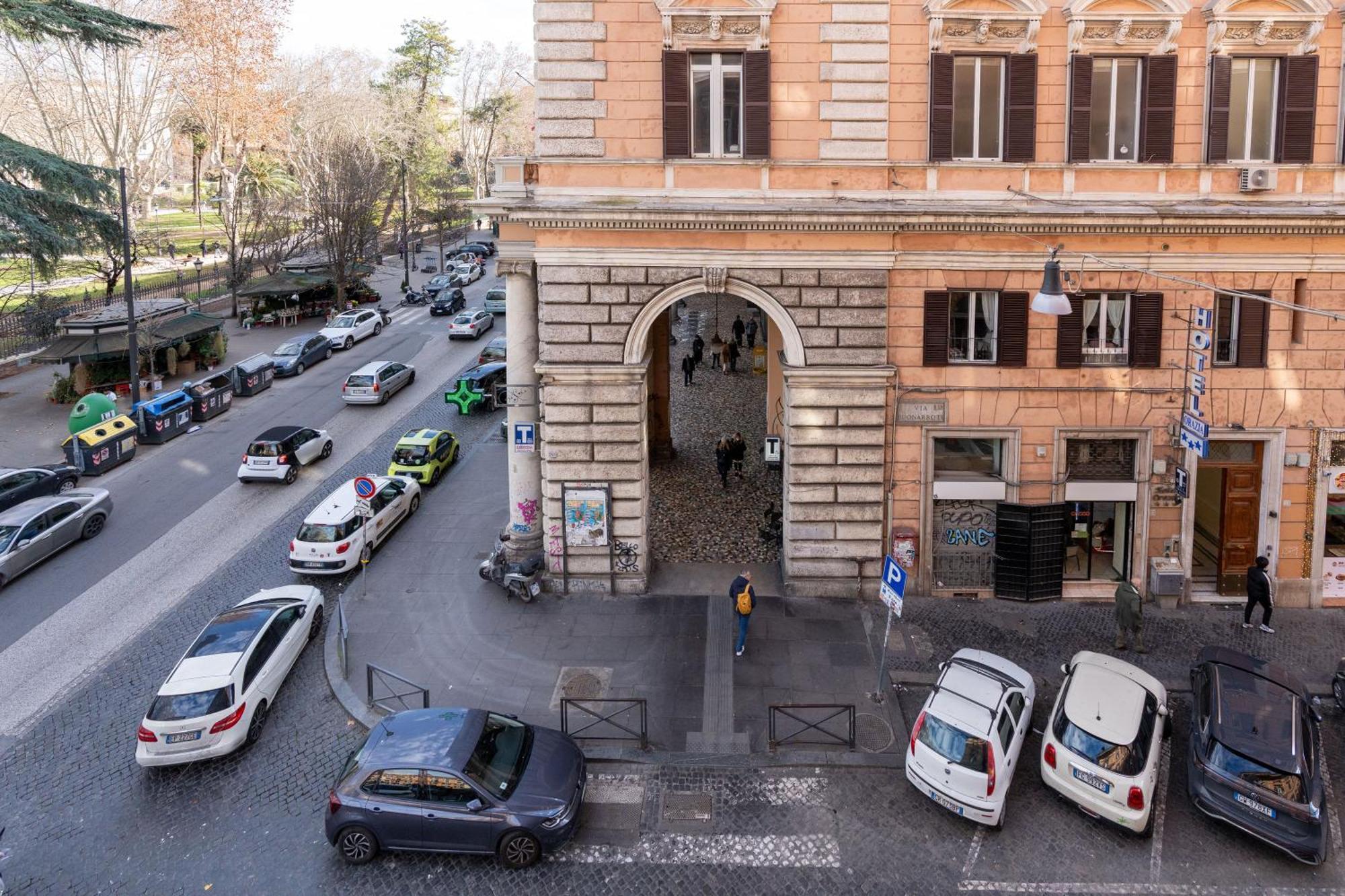 Leone D'Oro Guesthouse - Close To Piazza Vittorio โรม ภายนอก รูปภาพ