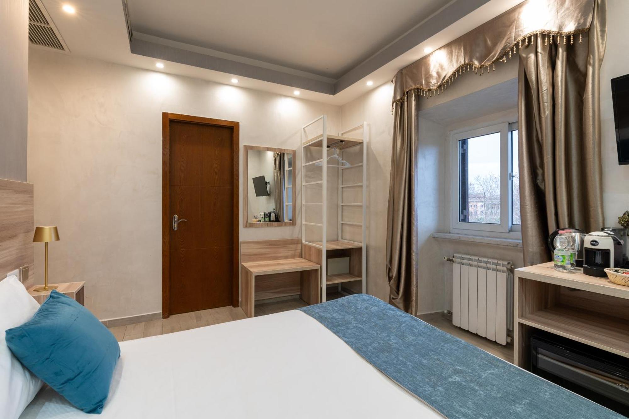 Leone D'Oro Guesthouse - Close To Piazza Vittorio โรม ภายนอก รูปภาพ