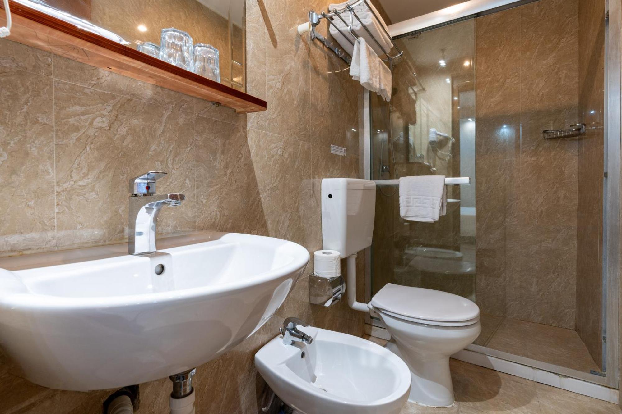 Leone D'Oro Guesthouse - Close To Piazza Vittorio โรม ภายนอก รูปภาพ