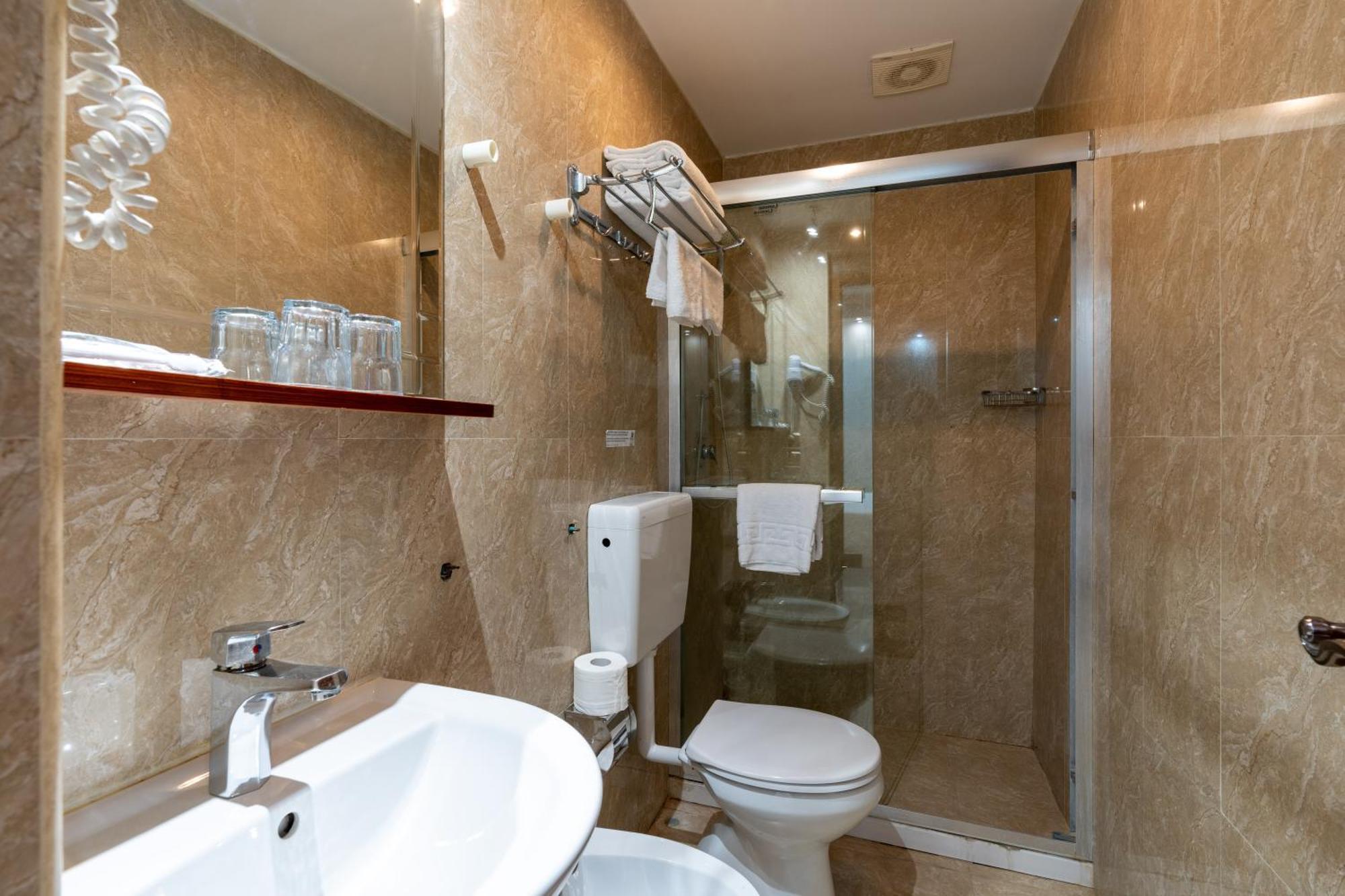 Leone D'Oro Guesthouse - Close To Piazza Vittorio โรม ภายนอก รูปภาพ